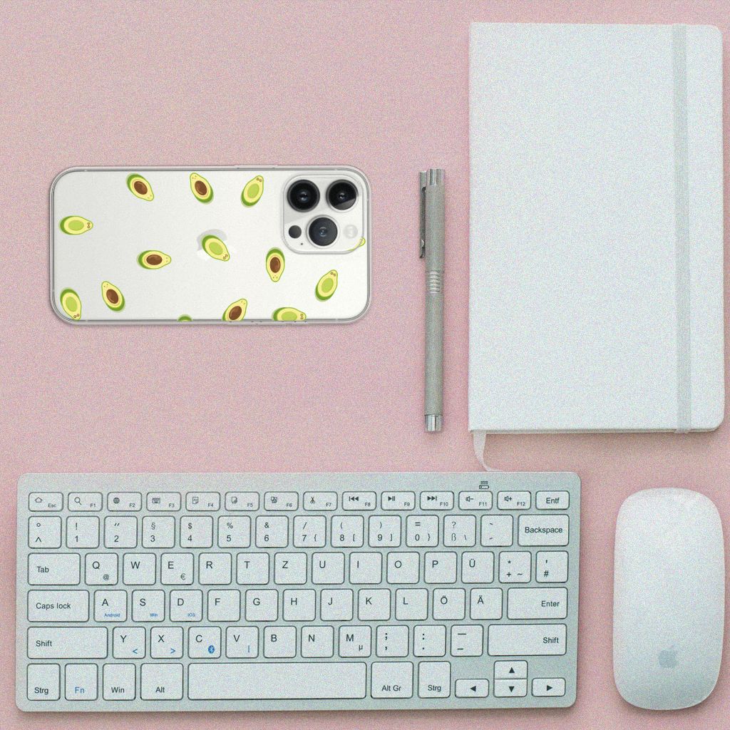 iPhone 13 Pro Max Siliconen Case Avocado met avocado design op een roze ondergrond