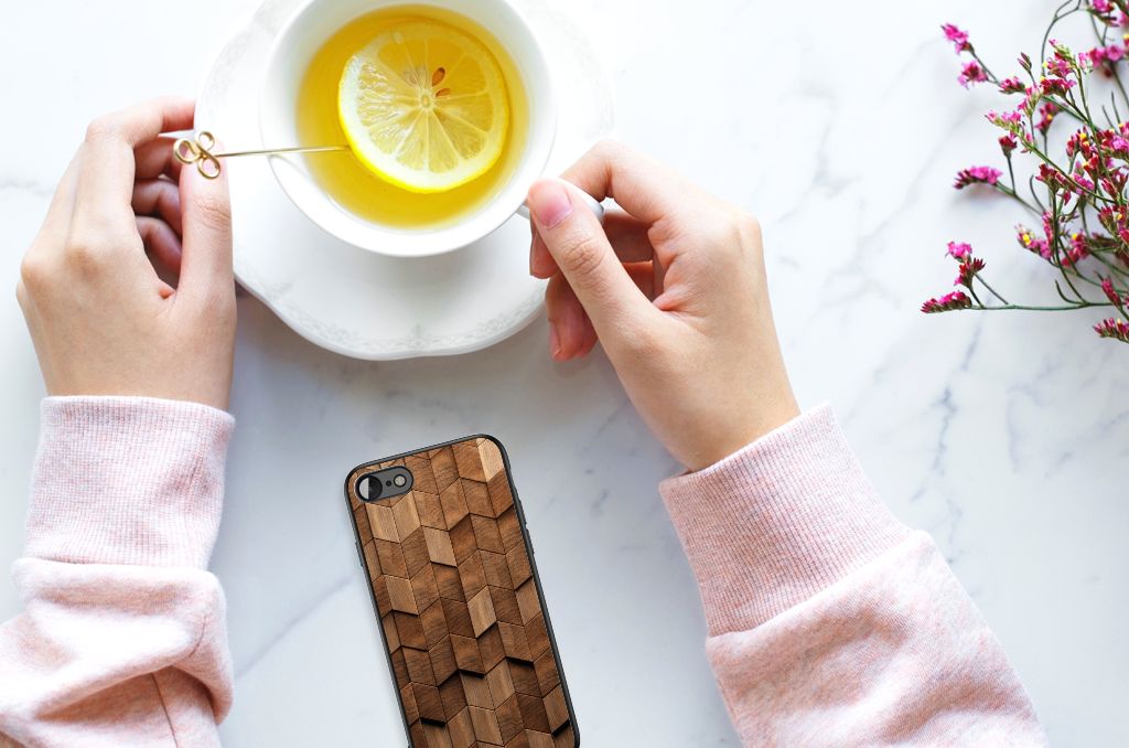 Houten Print Telefoonhoesje voor iPhone SE 2022 | SE 2020 | 7/8 Wooden Cubes naast een kopje thee met citroen.