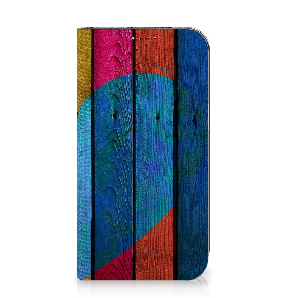 iPhone 15 Book Wallet Case Wood Heart - Cadeau voor je Vriend met kleurrijke houtprint en hartvorm.