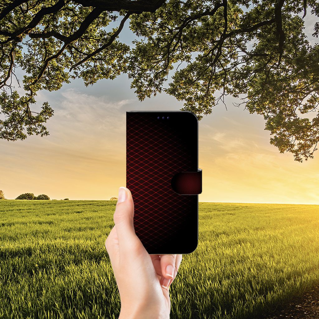 OnePlus Nord CE 2 Telefoon Hoesje Geruit Rood in hand tegen een landschap met zonsondergang