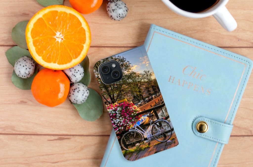 iPhone 15 Book Cover Amsterdamse Grachten met fiets en bloemen op een achtergrond met fruit đ