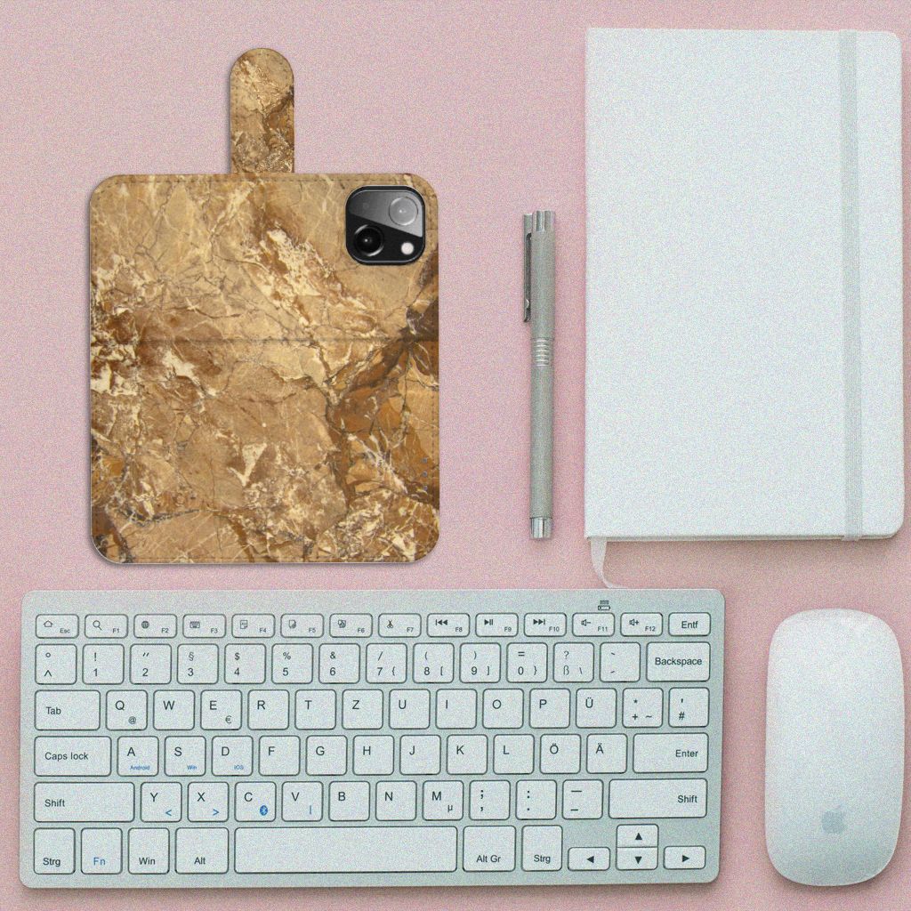 iPhone 13 Mini Bookcase Marmer Creme gelegen op een bureaublad met toetsenbord en notitieboek.