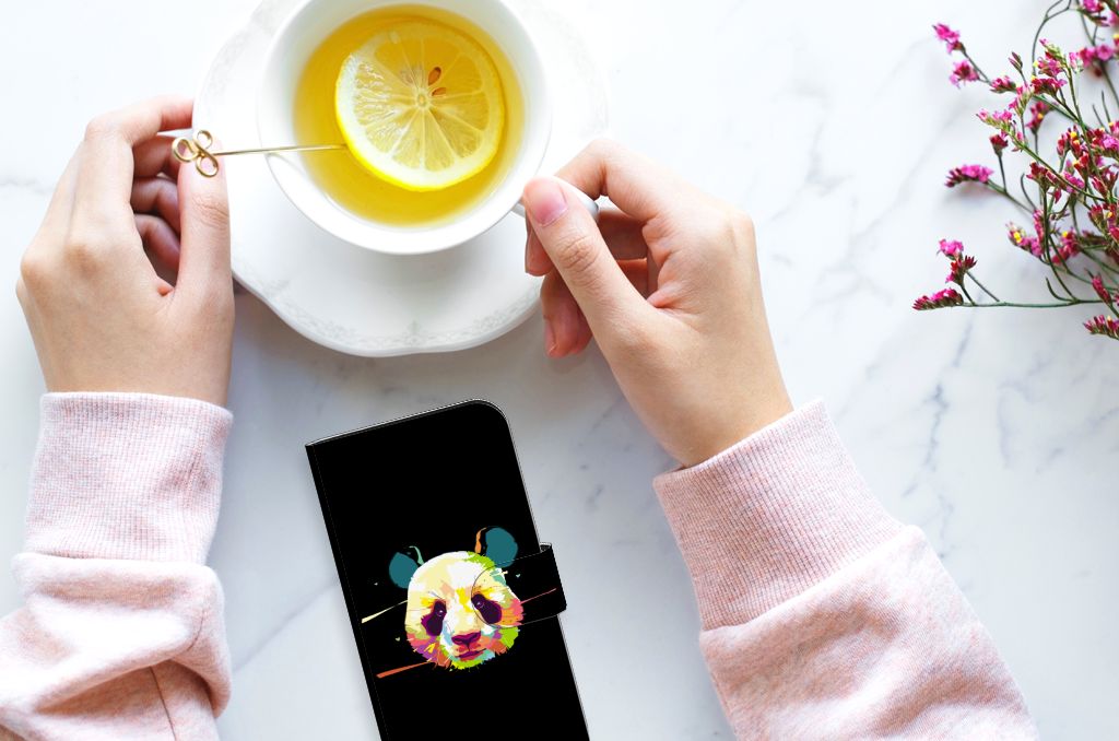 iPhone 15 Leuk Hoesje Panda Color met kleurrijke panda en een hand die een kopje thee vasthoudt đĩ.
