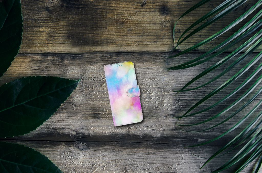 Hoesje Xiaomi Redmi 10 Watercolor Light op een houten oppervlak, omringd door bladeren.