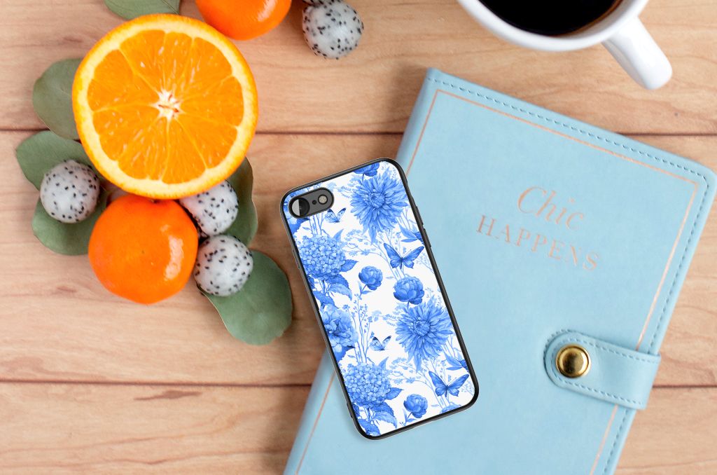 Bloemen Hoesje voor iPhone SE 2022 | SE 2020 | 7/8 Flowers Blue met bloemenprint op een houten tafel met fruit en een notitieboekje.
