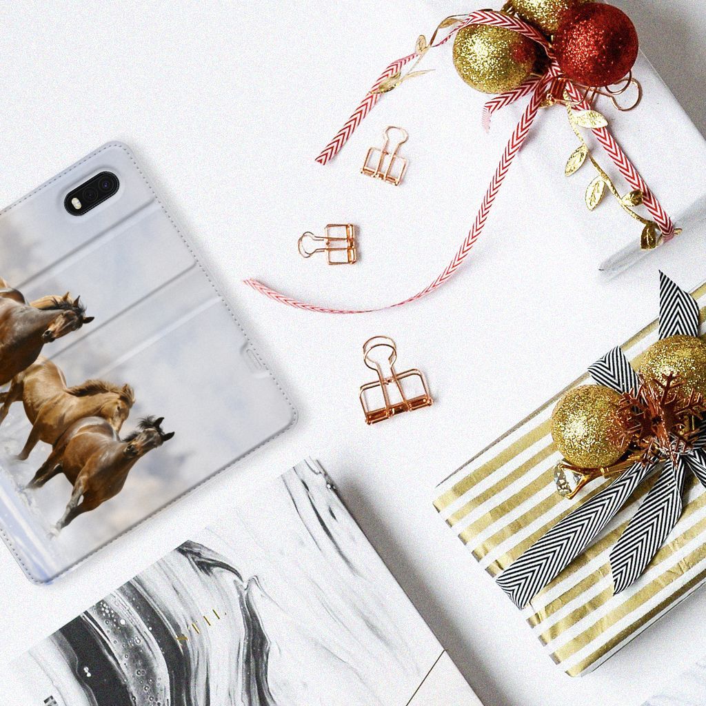 Samsung Xcover Pro Hoesje maken Paarden met een afbeelding van rijdende paarden en kerstdecoraties.