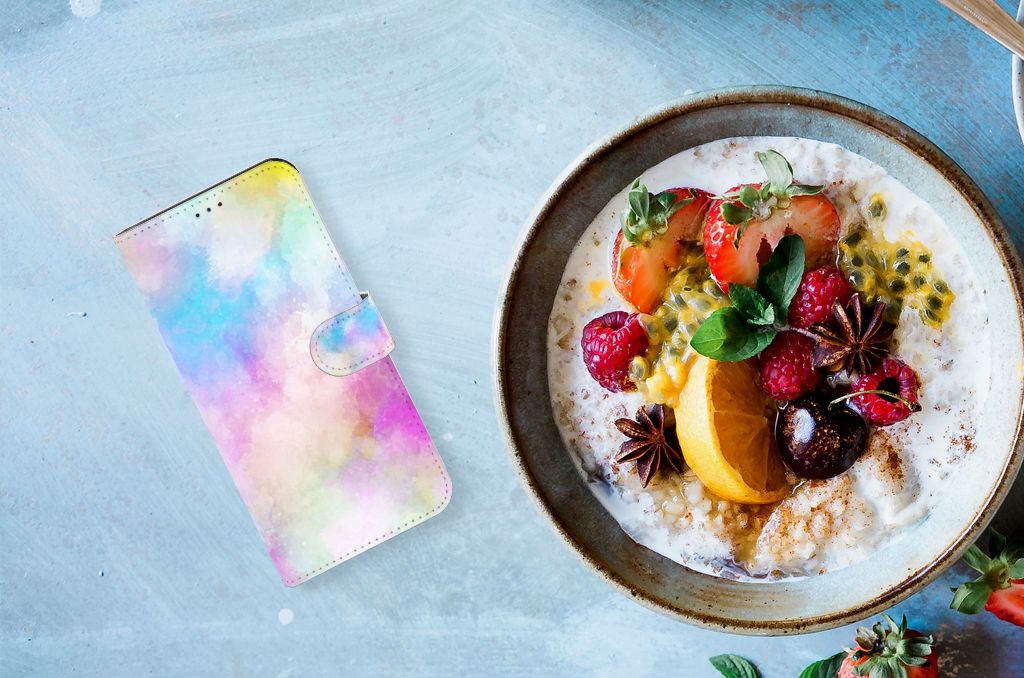 Hoesje Samsung Galaxy Xcover 6 Pro Watercolor Light op tafel naast een kom met vers fruit en granen.