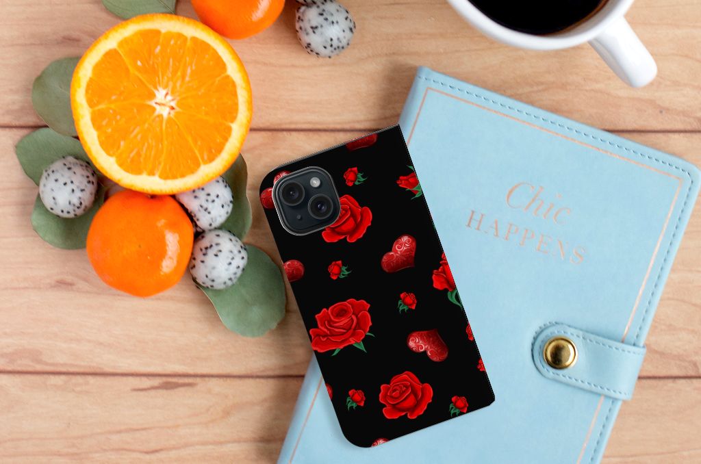iPhone 15 Magnet Case Valentine met rozen en hartenontwerp op een houten tafel met fruit en een notitieboek.