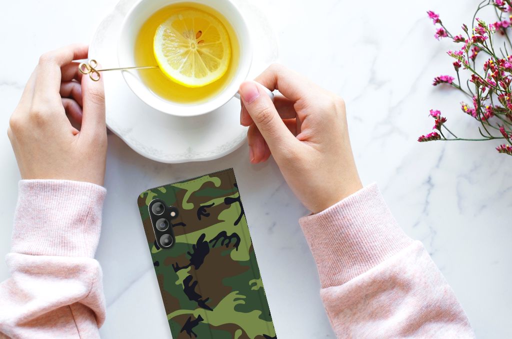 Samsung Galaxy A14 5G Hoesje met Magneet Army Dark met een camouflagepatroon en een kopje thee.