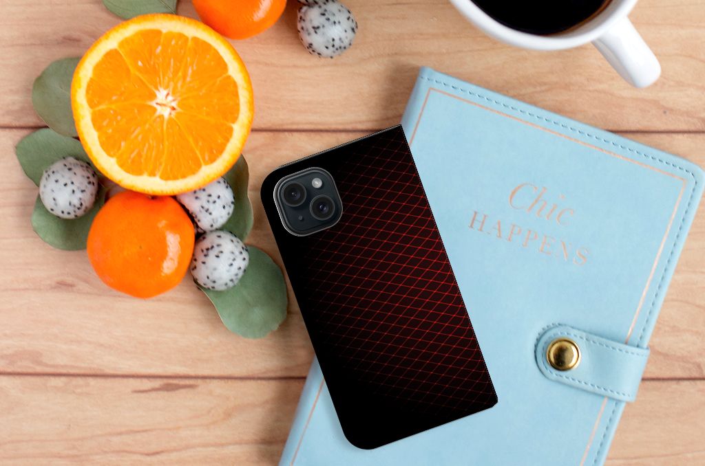 iPhone 15 Hoesje met Magneet Geruit Rood ligt op een bureau tussen fruit en een notitieboekje.