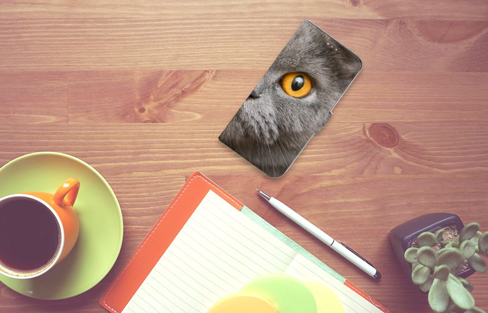 Telefoonhoesje met Pasjes Samsung Galaxy A31 Britse Korthaar, met kattenoog op een bureau.