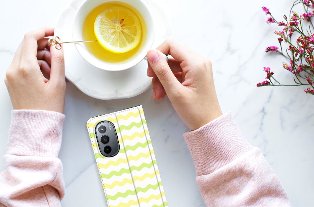 Motorola Edge 30 Pro Hoesje met Magneet Waves Yellow - B2C Telecom