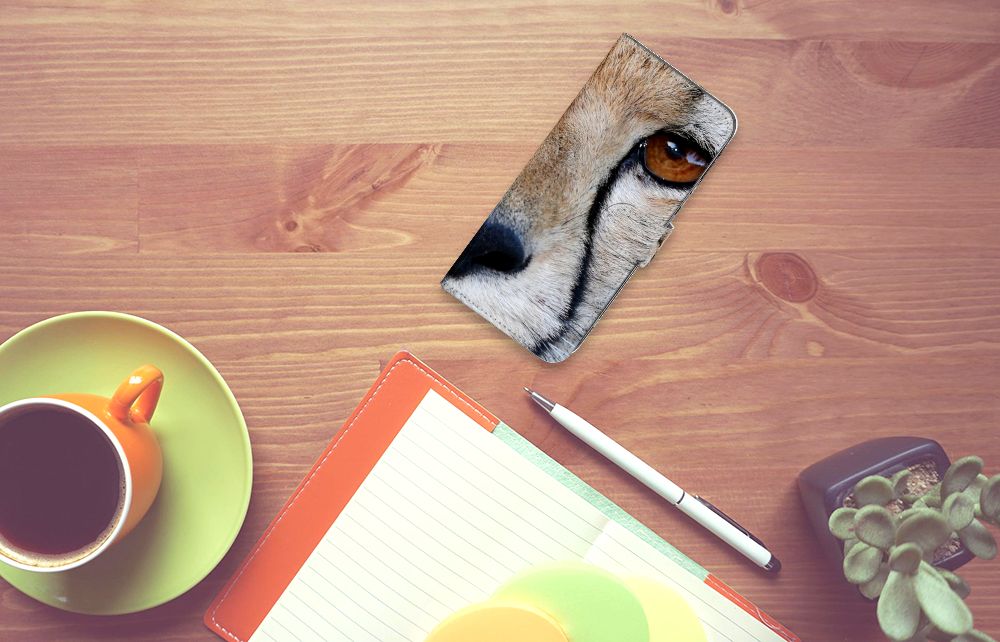 Nokia X30 Telefoonhoesje met Pasjes Cheetah close-up van cheeta oog op houten tafel met andere items