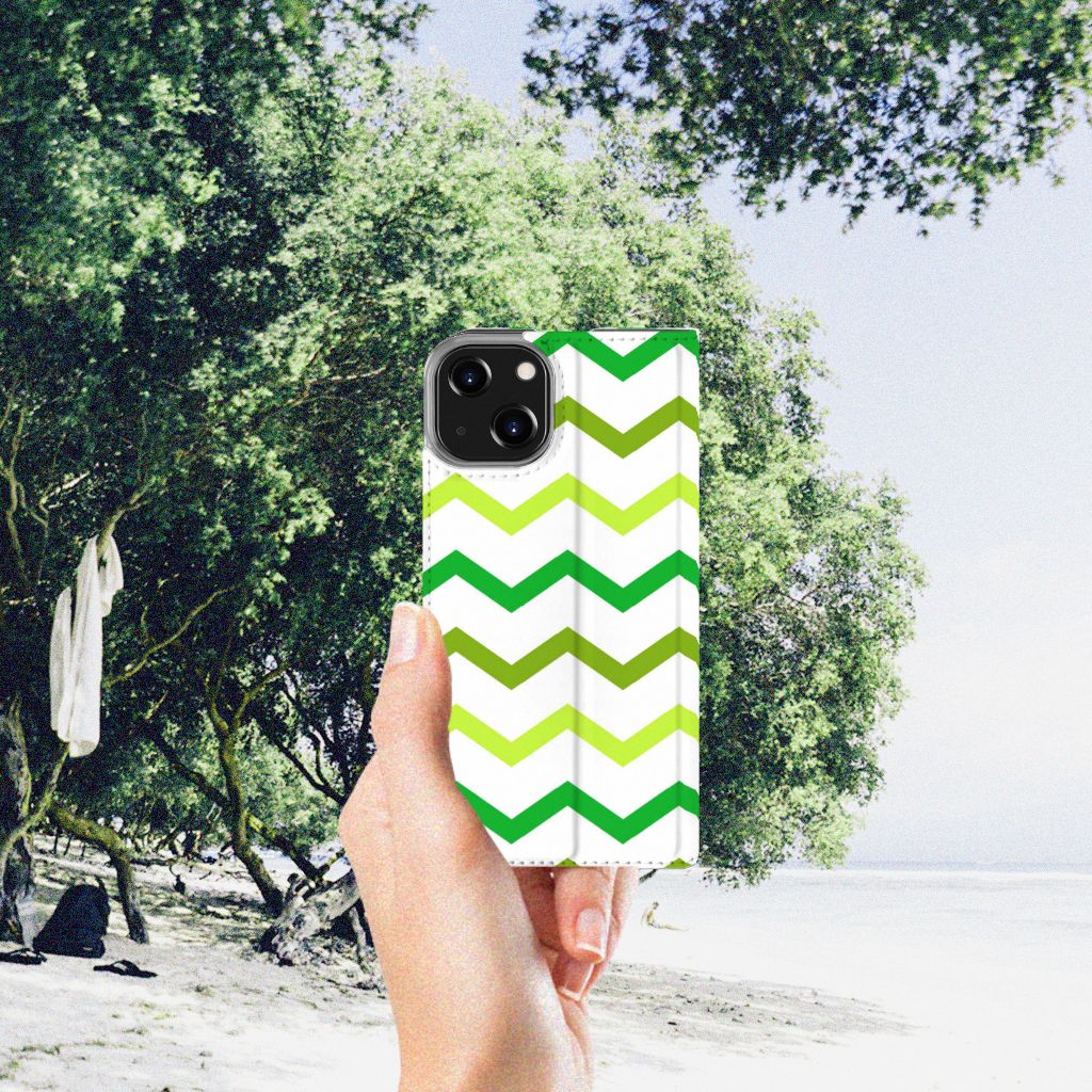 iPhone 14 Hoesje met Magneet Zigzag Groen - B2C Telecom