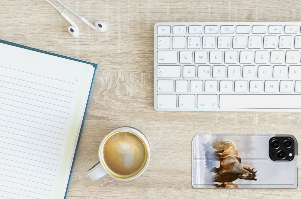 iPhone 13 Pro Max Hoesje maken Paarden op bureau met koffie en notitieboekje