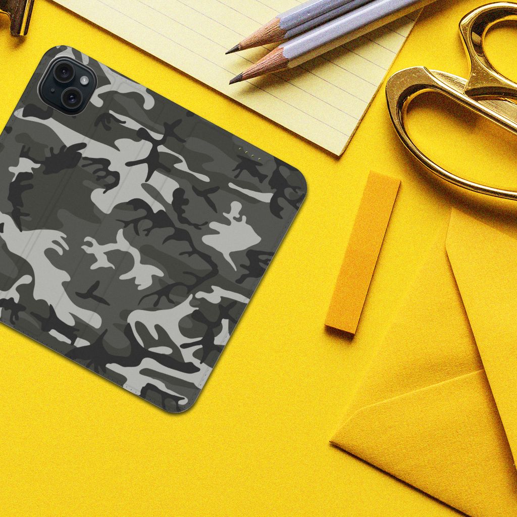 iPhone 15 Plus Hoesje met Magneet Army Light met camouflage design, perfect voor liefhebbers van legerstijl.