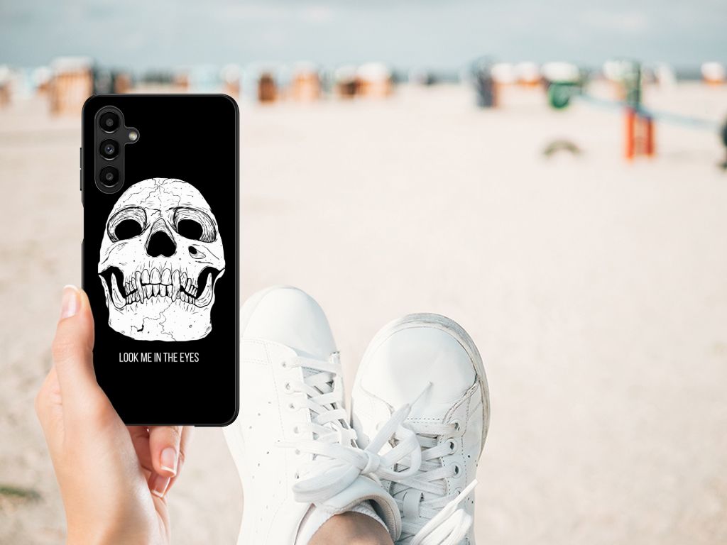 Telefoonhoesje Samsung Galaxy A14 5G Skull Eyes met skull design op een strand.