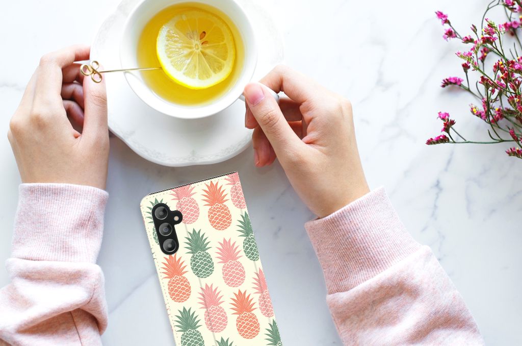 Samsung Galaxy A14 5G Flip Style Cover Ananas met een achtergrond van thee en citroen.