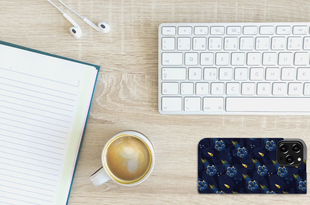 Hoesje met Magneet voor iPhone 13 Pro Max Voetbal op bureau met koffie en notitieboek.