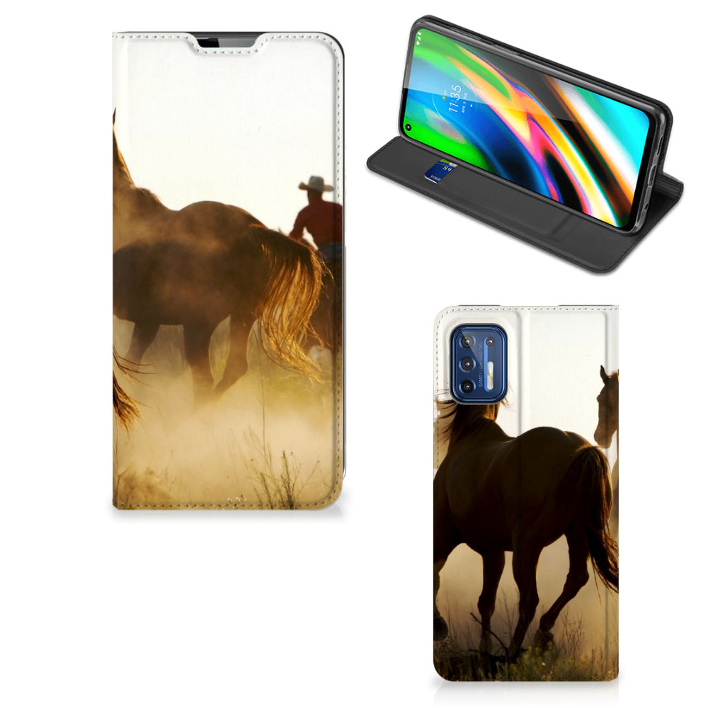 Motorola Moto G9 Plus Hoesje maken Design Cowboy met paardenprint en stijlvolle stand case.