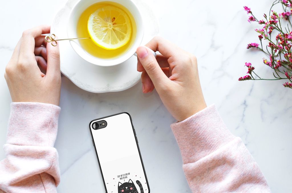 iPhone SE 2022 | SE 2020 | 7/8 Hoesje Cat Good Day in hands with tea and lemon on marble table.