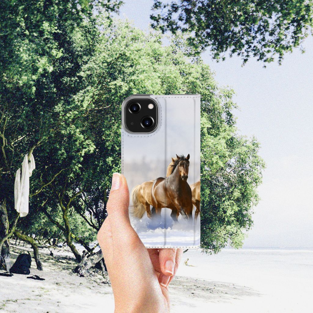iPhone 14 Hoesje maken Paarden met een prachtig ontwerp van rennende paarden in een natuurlijke setting.
