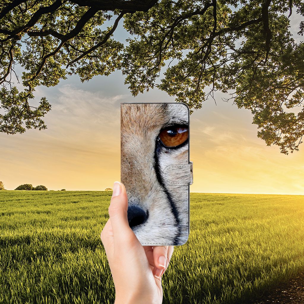 Motorola Moto E22 | E22i Telefoonhoesje met Pasjes Cheetah close-up in hand voor zonsondergang