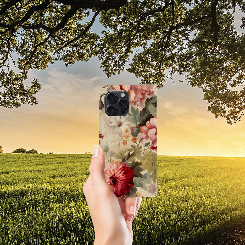 Smart Cover voor iPhone 15 Pro Max Bloemen in hand met bloemenprint tegen een zonnige achtergrond đ¸