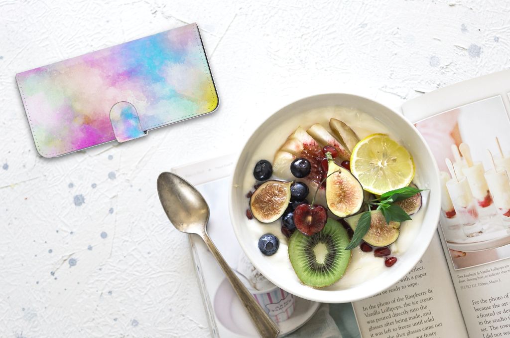 Hoesje Nokia G42 Watercolor Light naast een kom met vers fruit en een lepeltje.