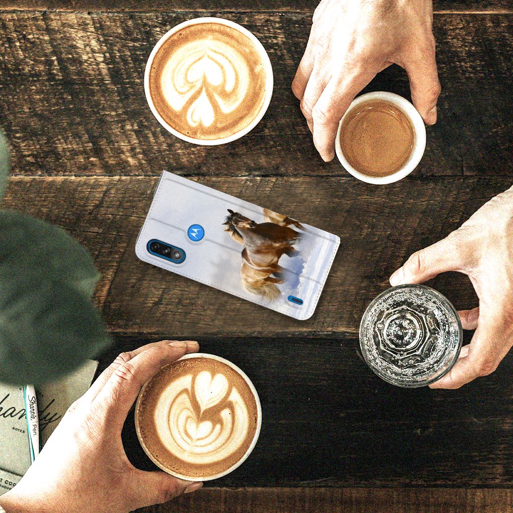 Motorola Moto E7 Power | E7i Power Hoesje maken Paarden op een tafel met koffiekopjes.