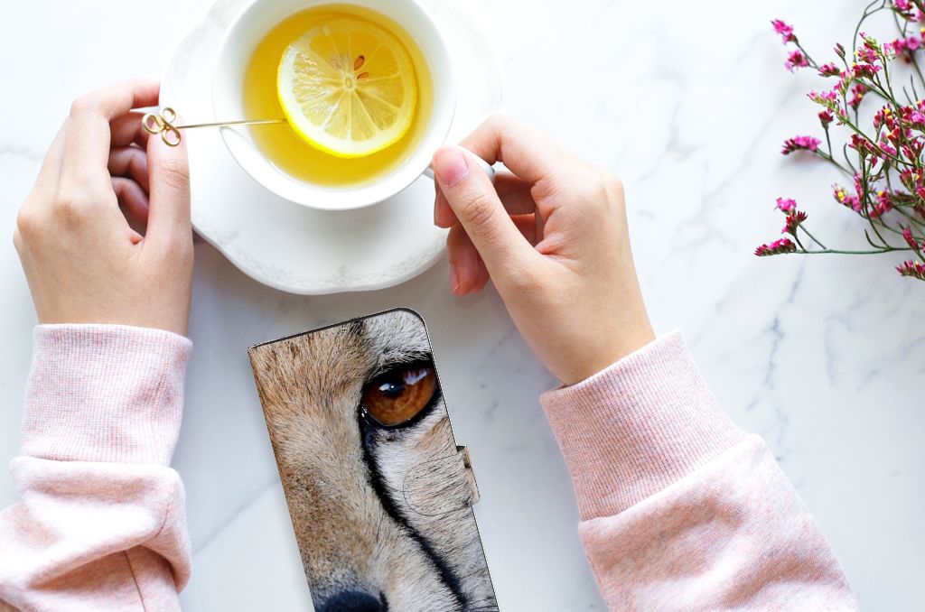 Nokia XR21 Telefoonhoesje met Pasjes Cheetah naast een kopje thee met citroen.