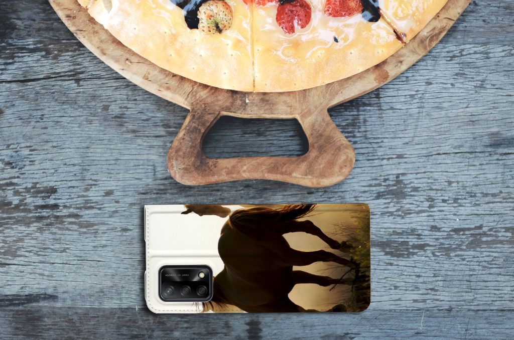 OPPO A74 4G Hoesje maken Design Cowboy met silhouet van paarden op een houten tafel.