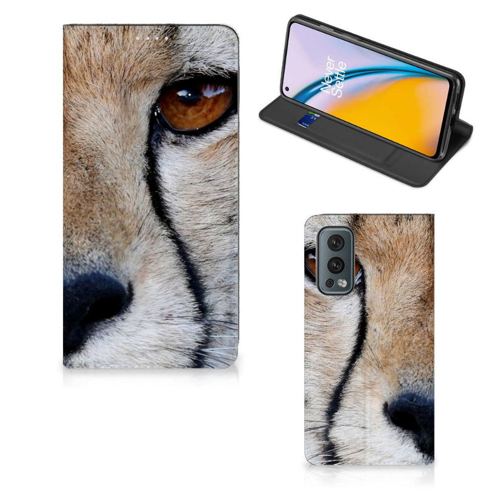 OnePlus Nord 2 5G Hoesje maken Cheetah met close-up van een cheetah gezicht en een stand case voor de telefoon.
