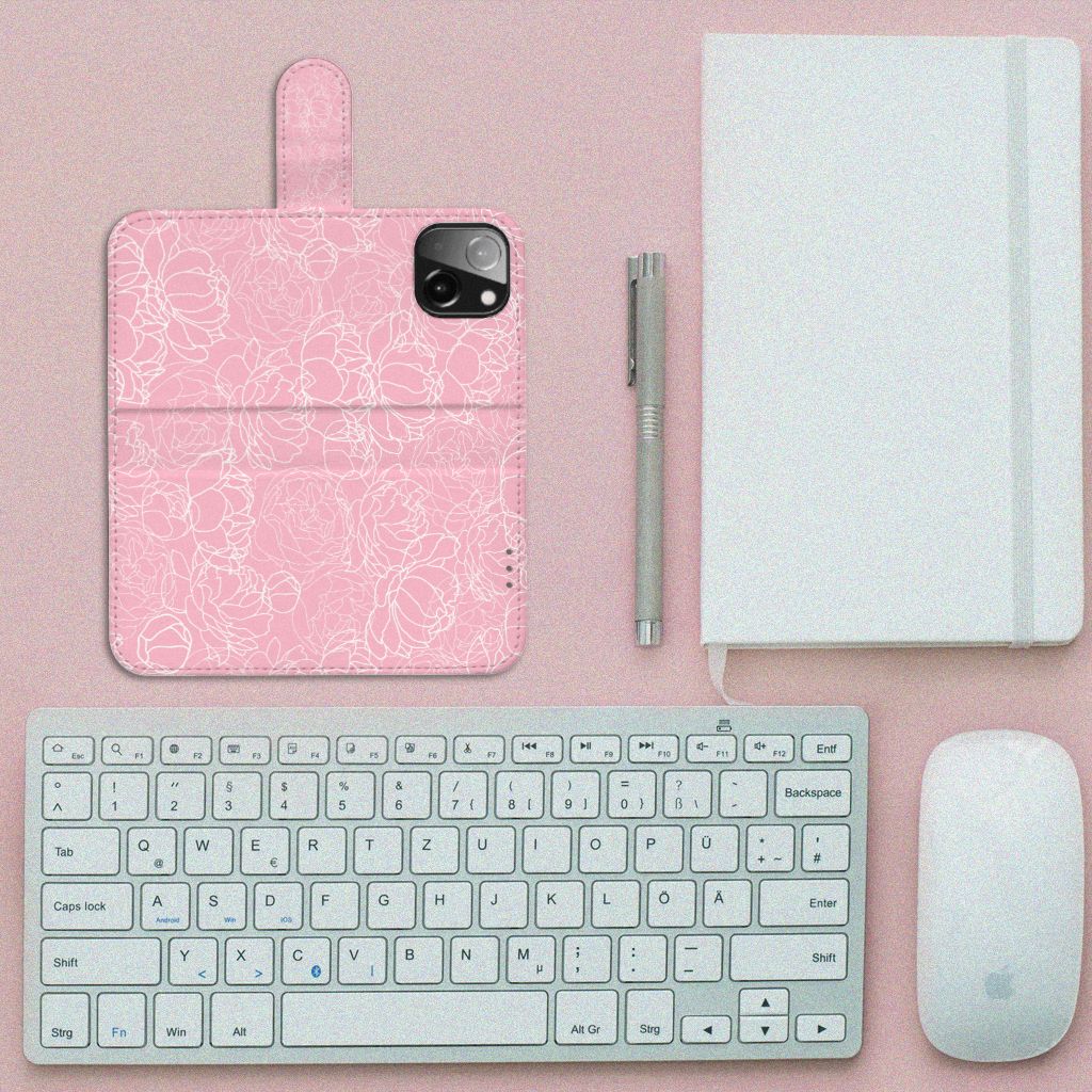 iPhone 13 Mini Hoesje White Flowers op een bureau met toetsenbord en notitieboekje, perfect voor een fleurig uiterlijk.