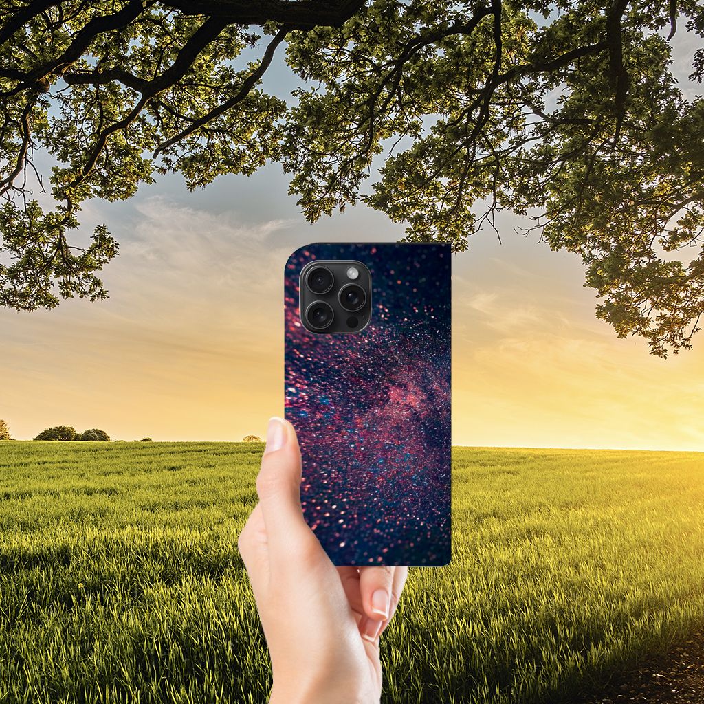 iPhone 15 Pro Max Stand Case Stars met een kunstzinnig design en glitter in een prachtige natuursetting đ.