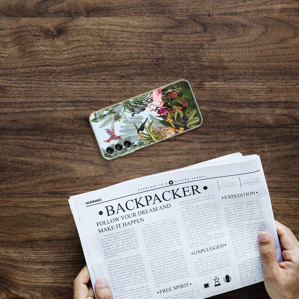 TPU Hoesje voor Samsung Galaxy A14 5G Jungle op een tafel met een krant ernaast.