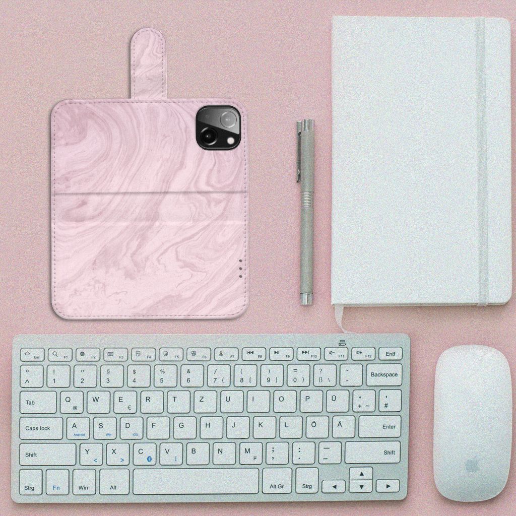 iPhone 13 Mini Bookcase Marble Pink - Origineel Cadeau Vriendin op een bureau met toetsenbord en notitieboek.