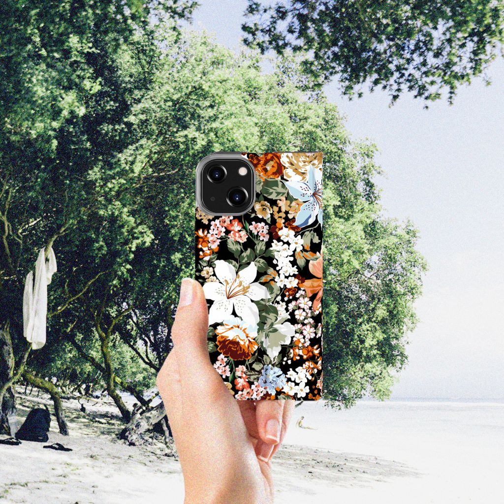 Smart Cover voor iPhone 14 Dark Flowers in een hand met bloemenprint, perfect voor jouw iPhone 14.