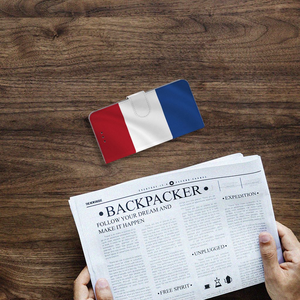 Samsung Galaxy A6 Plus 2018 Bookstyle Case Nederlandse Vlag op een houten tafel met een krant ernaast