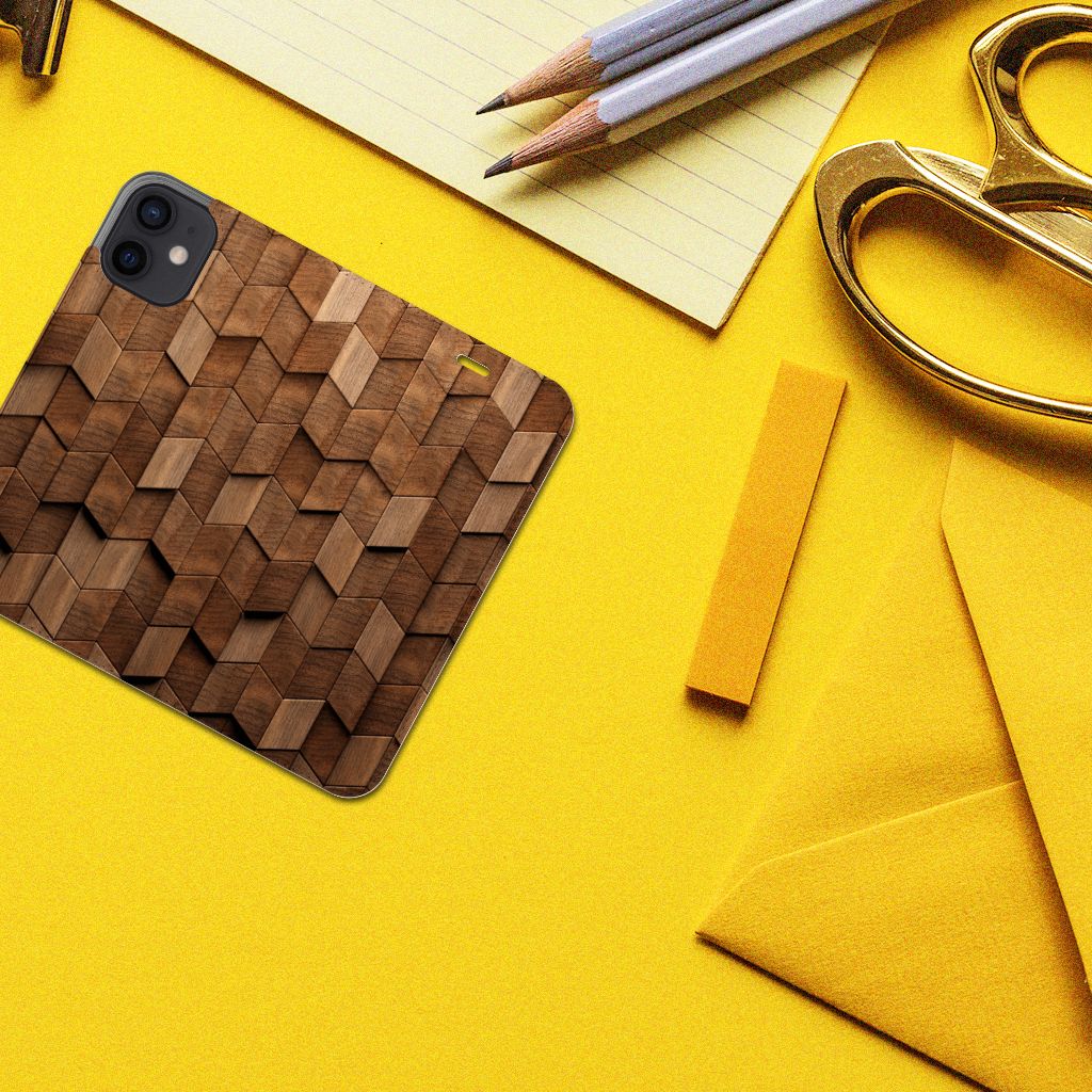 Book Wallet Case voor iPhone 12 Mini Wooden Cubes op een geel bureau met schrijfgerei.