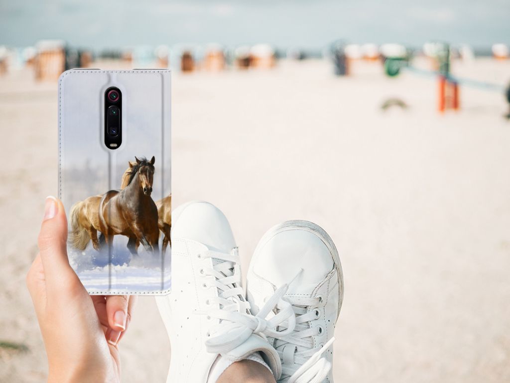 Xiaomi Mi 9T Pro Hoesje maken Paarden met afbeelding van rennende paarden op een strand.