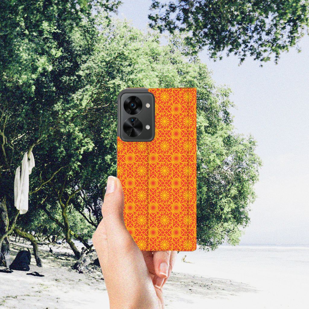 OnePlus Nord 2T Hoesje met Magneet Batik Oranje - B2C Telecom