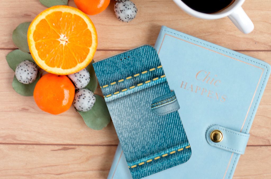 iPhone 14 Plus Wallet Case met Pasjes Jeans met een stijlvolle blauwe afwerking en oranje citrusvruchten.