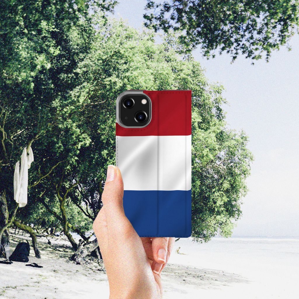 iPhone 14 Standcase Nederlandse Vlag in hand met groen landschap op achtergrond đŋ.