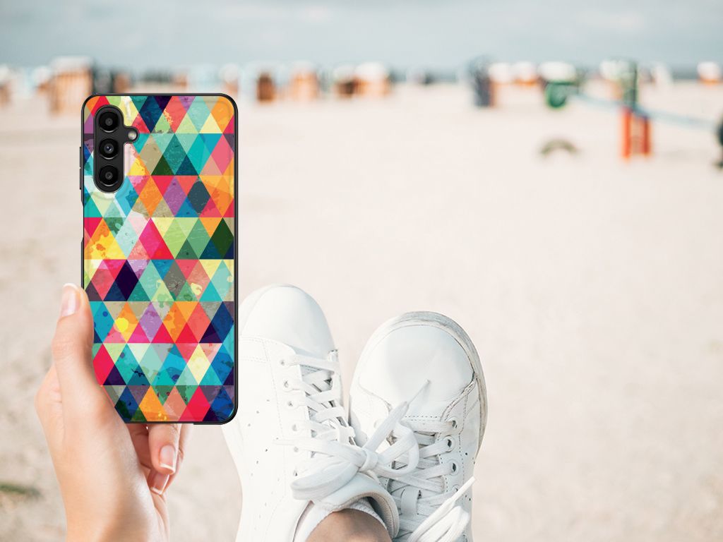 Samsung Galaxy A14 5G Back Case Geruit met kleurrijke driehoekige patronen op het strand.