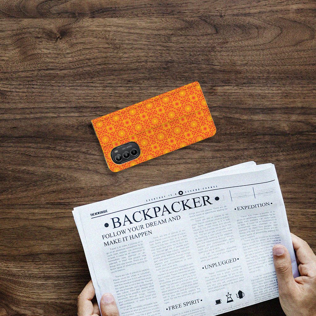 Motorola Moto G52 | Moto G82 Hoesje met Magneet Batik Oranje - B2C Telecom
