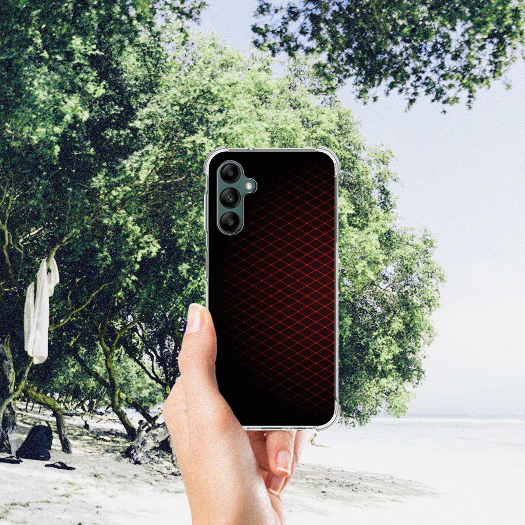 Samsung Galaxy A14 5G/4G Doorzichtige Silicone Hoesje Geruit Rood in hand tegen een natuurlijke achtergrond
