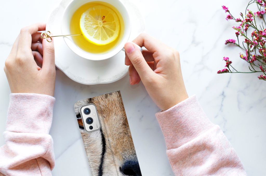 OnePlus 9 Hoesje maken Cheetah met close-up van cheetah print en een kopje thee met citroen.