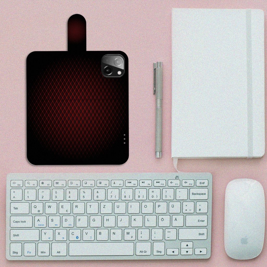 iPhone 13 Mini Telefoon Hoesje Geruit Rood op een bureau met toetsenbord en notitieboekje.