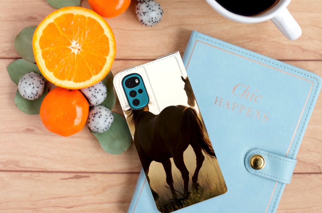 Motorola Moto G22 Hoesje maken Design Cowboy met paardenprint, naast citrusvruchten en notitieboekje.